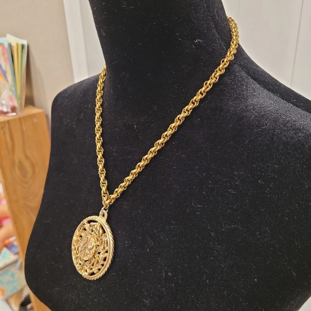 Rare‎ Vintage Coro Gold-Tone Crest Medallion Necklace Rope Chain Statement Piece